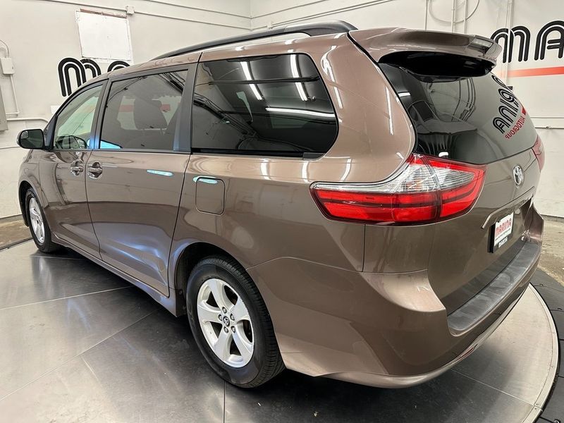 2020 Toyota Sienna LEImage 12