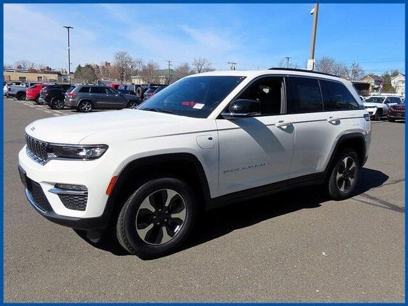 2024 Jeep Grand Cherokee 4xe Base 4xe in a Bright White Clear Coat exterior color and Global Blackinterior. Papas Jeep Ram In New Britain, CT 860-356-0523 papasjeepram.com 