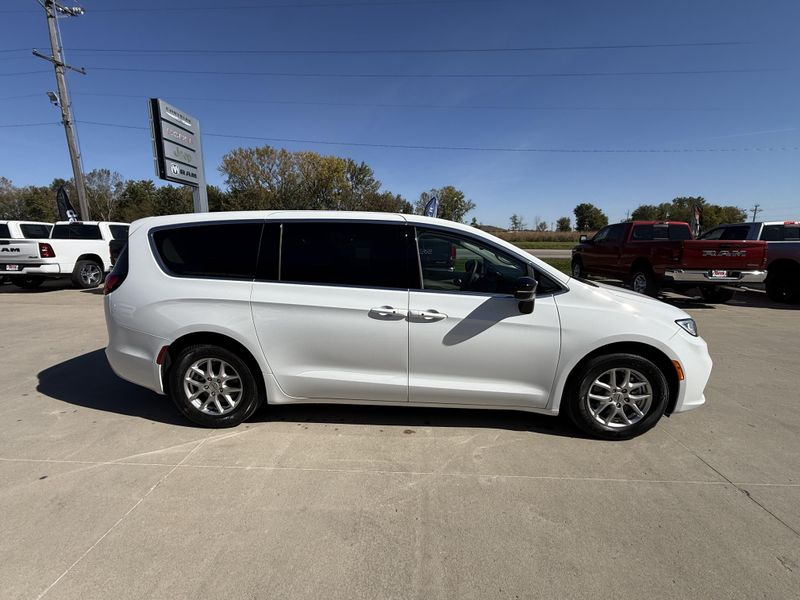 Used 2024 Chrysler Pacifica Touring LImage 34