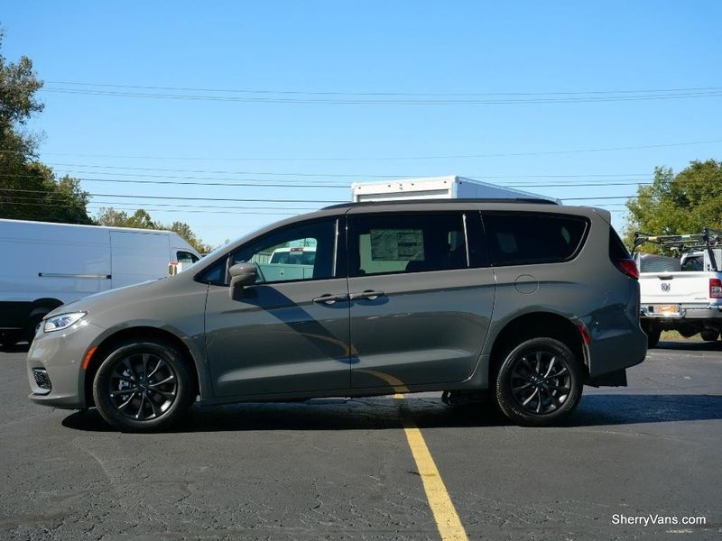 2022 Chrysler Pacifica Touring SImage 17