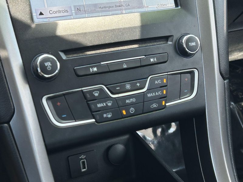 Used 2017 Ford Fusion SEImage 22