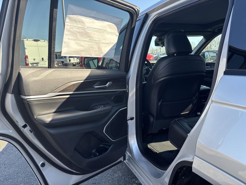 New 2026 Jeep Grand Cherokee Limited Reserve 4x4Image 16