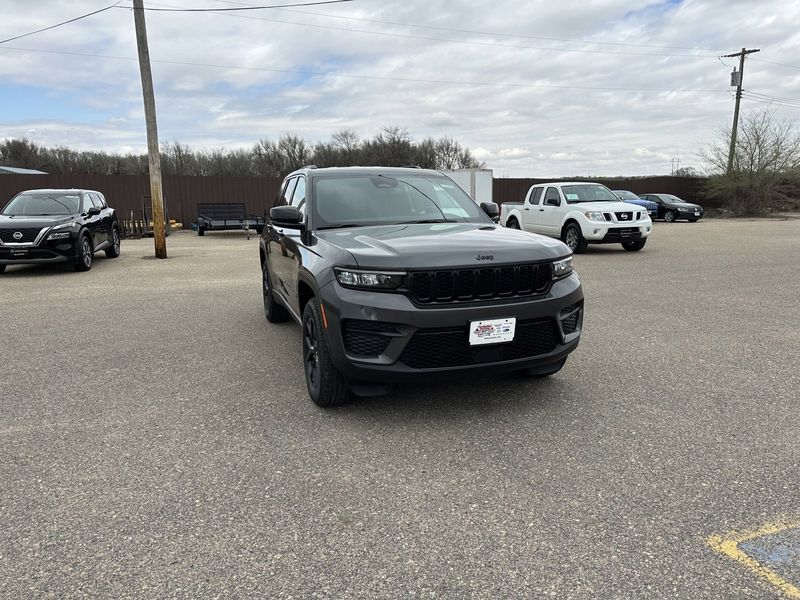 2024 Jeep Grand Cherokee Altitude 4x4Image 2