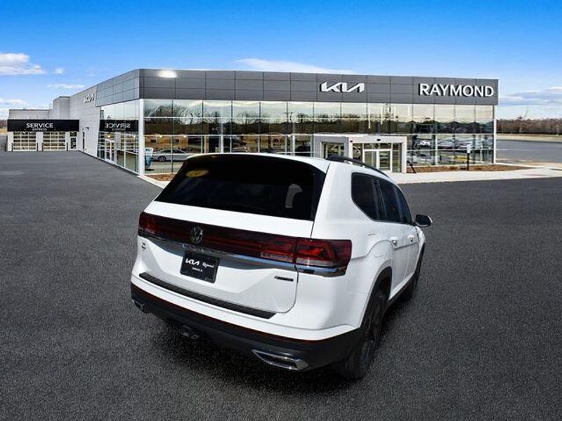Used 2024 Volkswagen Atlas 2.0T SE w/TechnologyImage 3