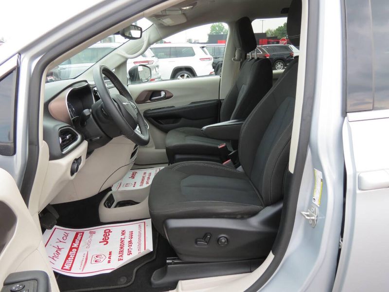 2023 Chrysler Voyager LX 4dr Mini VanImage 10