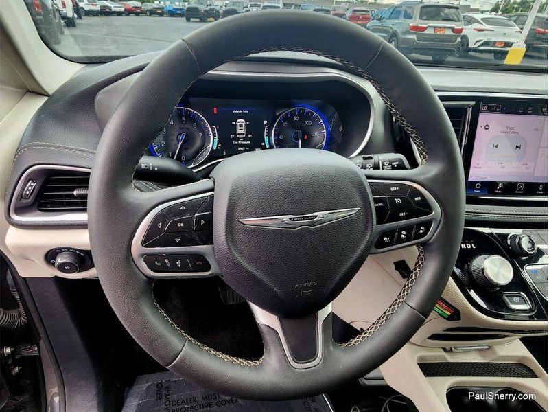 Used 2022 Chrysler Pacifica Touring L