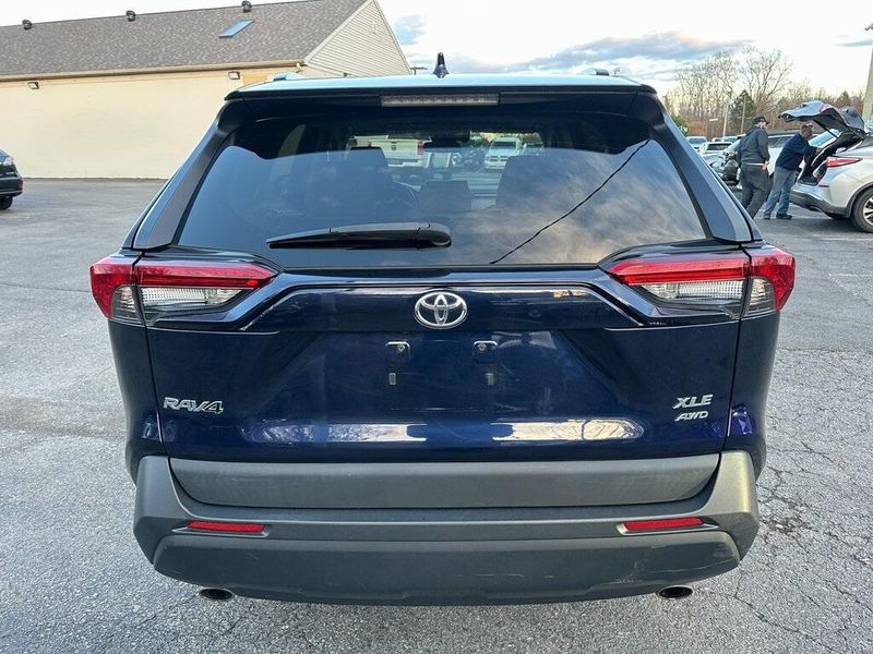 2021 Toyota RAV4 XLE photo 4