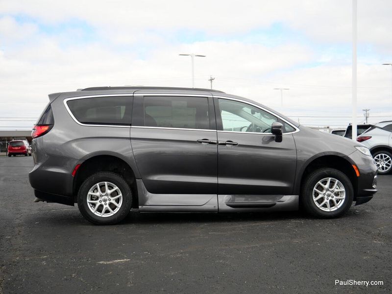 Used 2022 Chrysler Pacifica Touring L