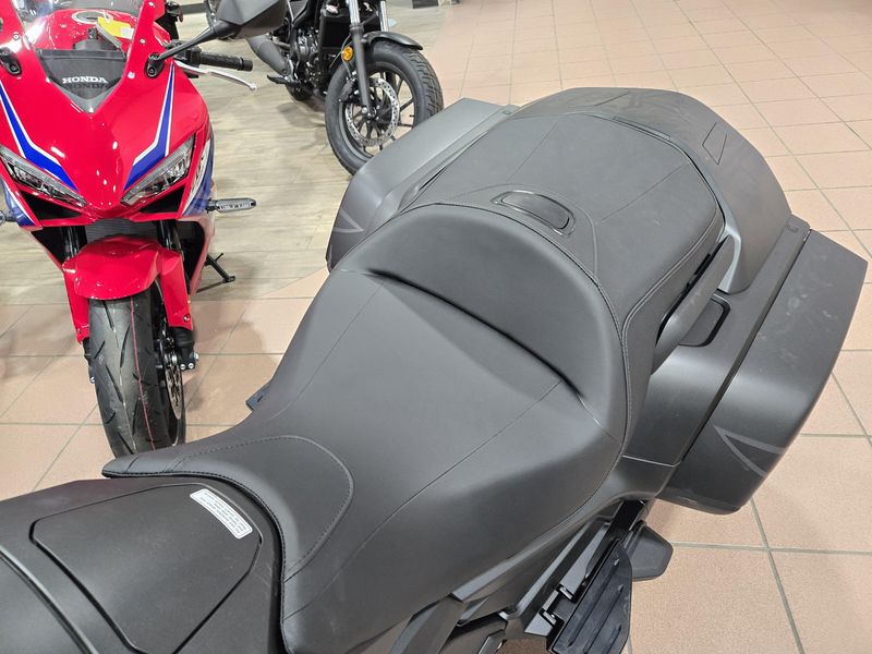 New 2025 Honda GOLD WING DCT 50TH ANNIVERSARY MATTE BLACK METALLIC Image 15