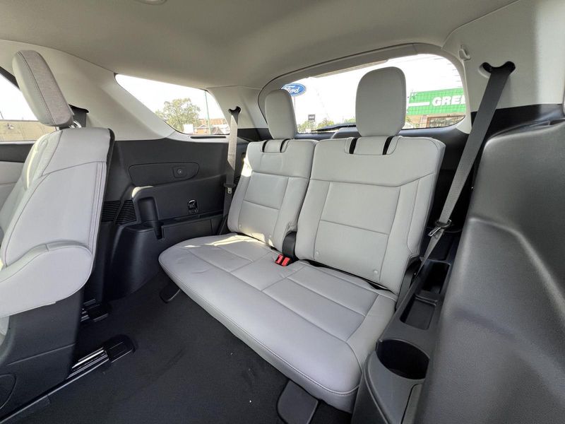 2025 Ford Explorer photo 40