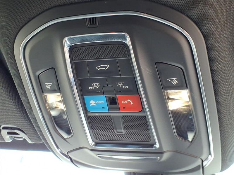 2024 Jeep Wagoneer L Series II photo 11