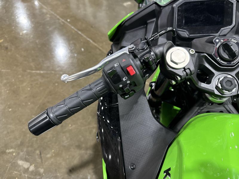 2025 Kawasaki NINJA 500 KRT EDITION SE ABS  in a LIME GREEN/EBONY/PEARL BLIZZARD WHITE exterior color. Del Amo Motorsports of Redondo Beach (424) 390-7811 delamomotorsports.com 