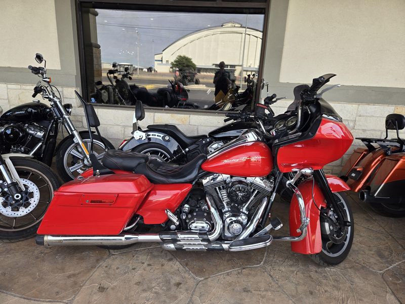 USED 2010 HARLEY ROAD GLIDE CUSTOM BASE Image 2