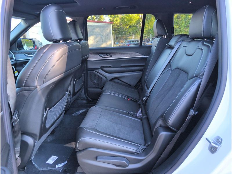 New 2027 Jeep Grand Cherokee L Laredo Altitude 4x2Image 29