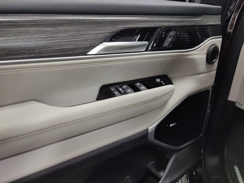2024 Jeep Wagoneer Series III Premium 4x4 w/Conv/RSEImage 34