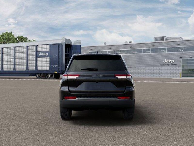 New 2026 Jeep Grand Cherokee Laredo Altitude 4x4Image 7