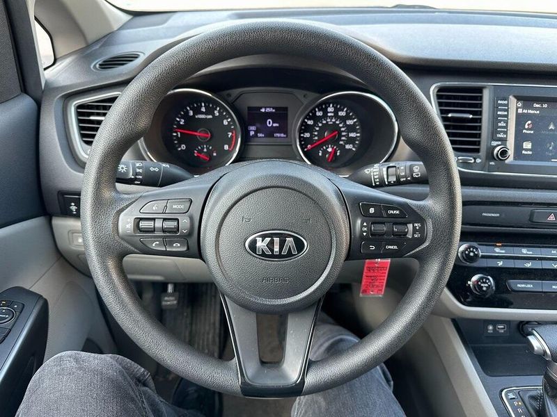 2020 Kia Sedona LXImage 2