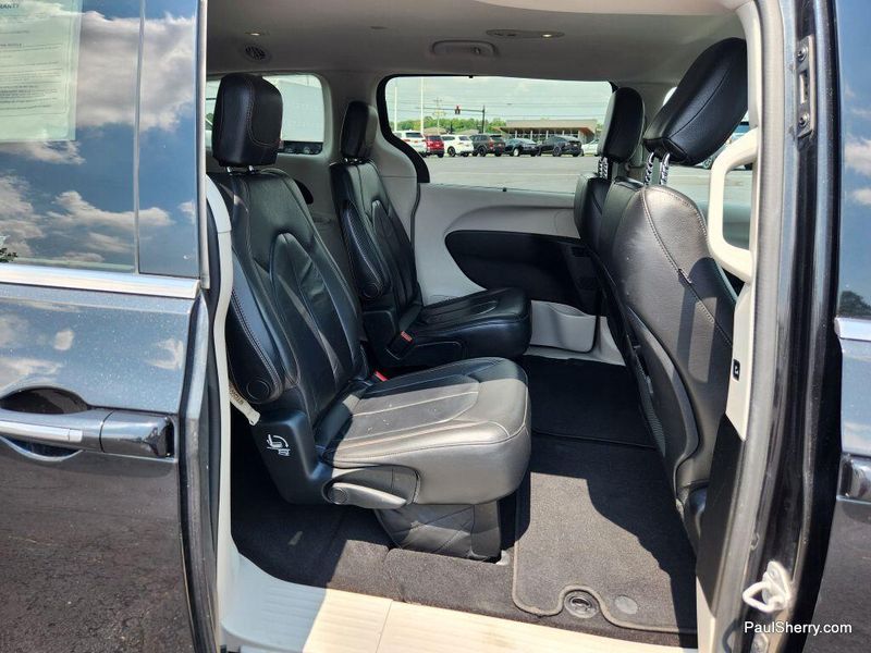 2017 Chrysler Pacifica Touring L photo 2
