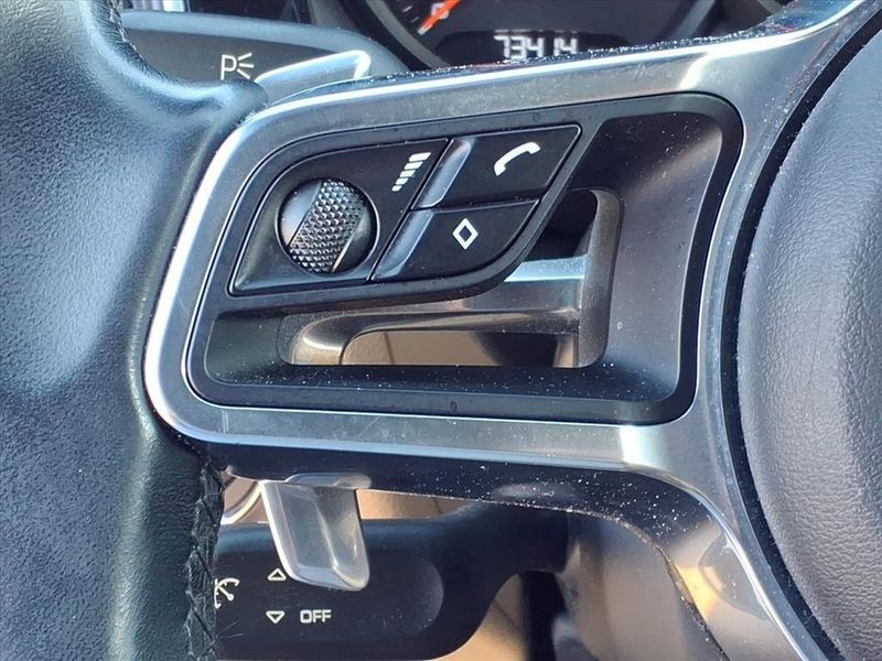 Used 2017 Porsche Macan BaseImage 17