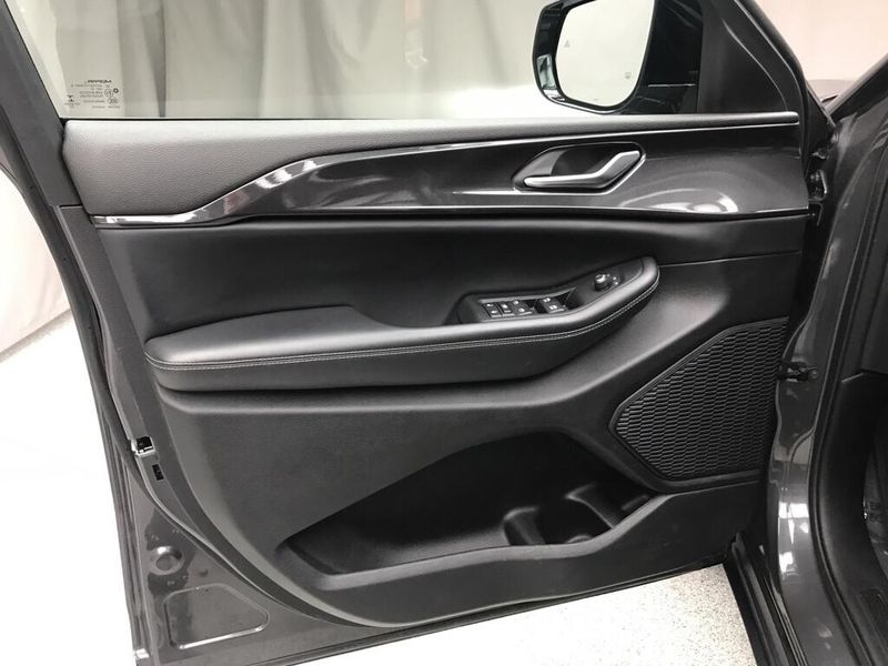 Used 2023 Jeep Grand Cherokee L AltitudeImage 8