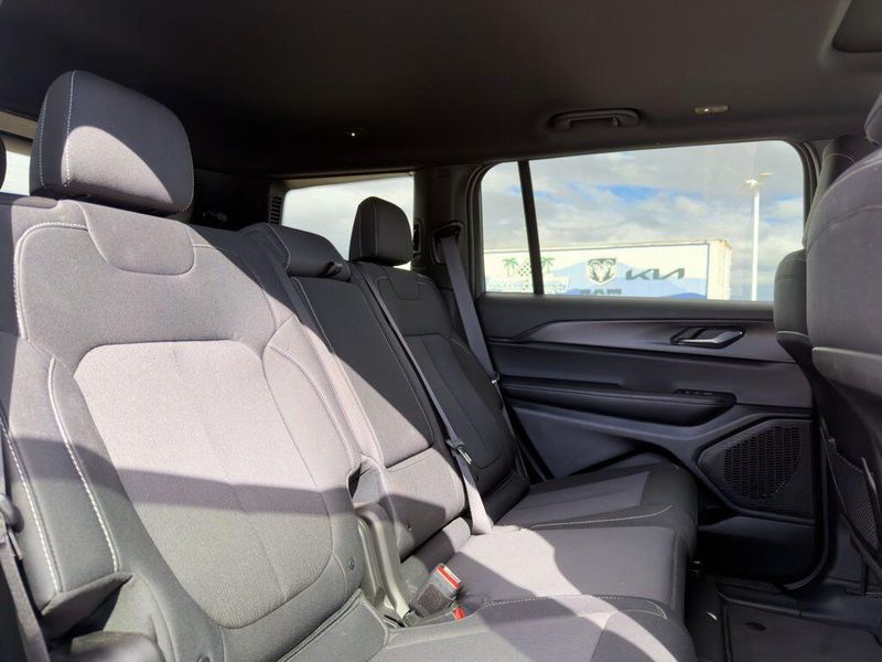 Used 2025 Jeep Grand Cherokee L LaredoImage 14