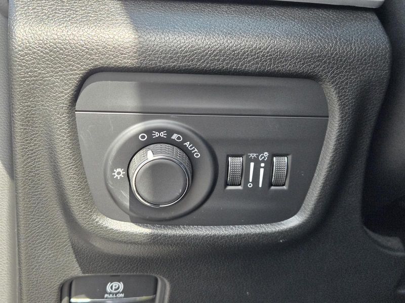 Used 2025 Jeep Grand Cherokee Altitude X 4x2