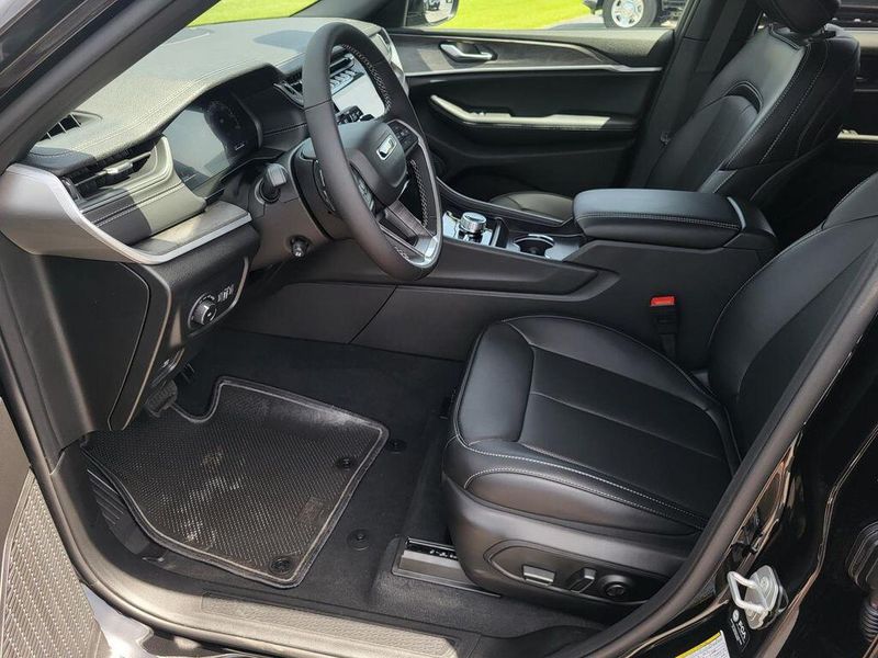 2025 Jeep Grand Cherokee L Limited 4x4Image 12