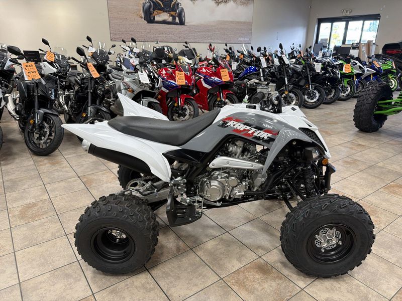 New 2026 Yamaha RAPTOR 700  in a ARMOR GREY exterior color. Vista Del Amo Motorsports 760-330-5665 delamomotorsports.com 