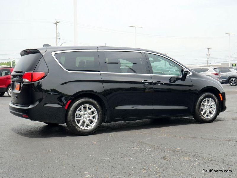 New 2025 Chrysler Voyager LxImage 13