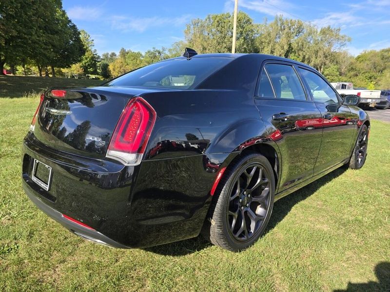 2019 Chrysler 300 S photo 3