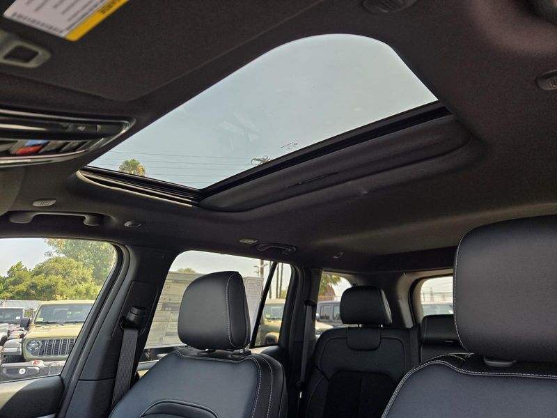 New 2026 Jeep Grand Cherokee Laredo Altitude 4x2