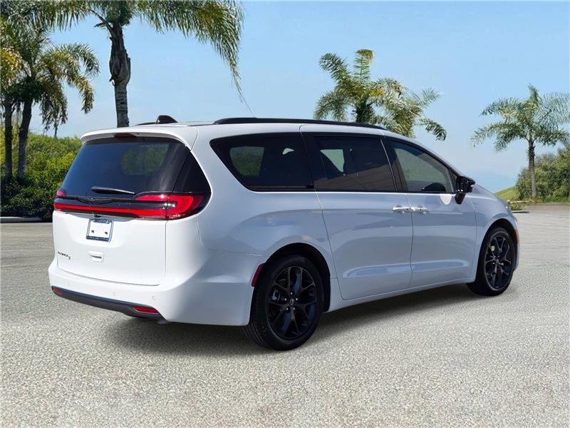 New 2026 Chrysler Pacifica Select