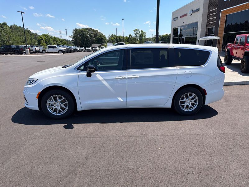 New 2026 Chrysler Pacifica SelectImage 33