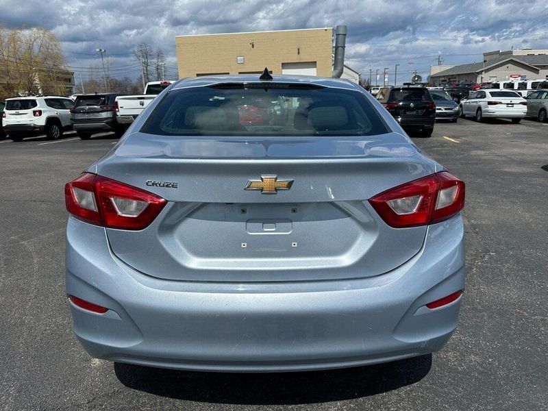 2018 Chevrolet Cruze LSImage 11