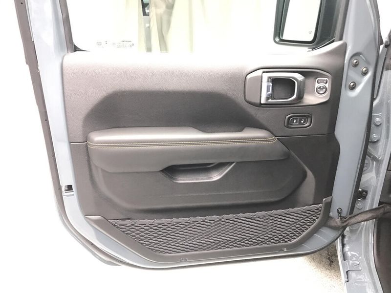 New 2026 Jeep Gladiator Sahara 4x4Image 3