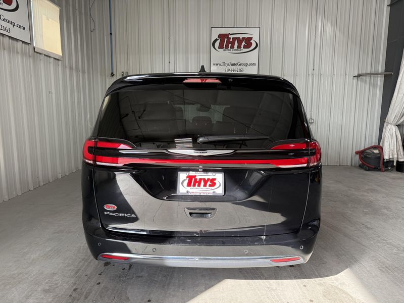 Used 2026 Chrysler Pacifica SelectImage 4