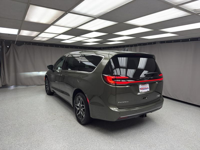 New 2027 Chrysler Pacifica Limited AwdImage 2