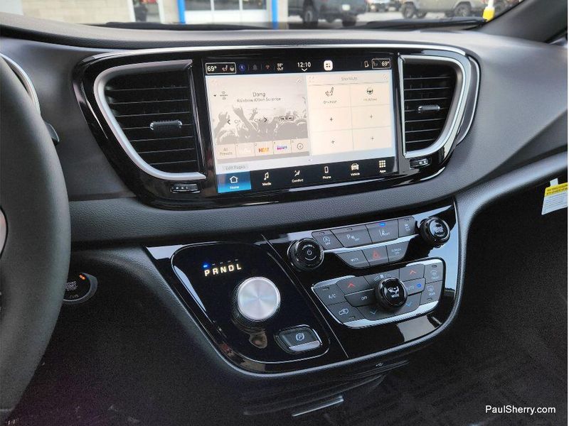 New 2026 Chrysler Voyager Lx