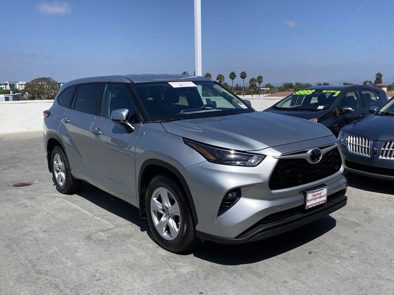 2023 Toyota Highlander LEImage 2