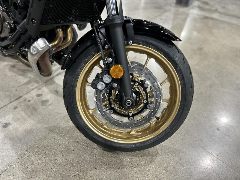 New 2025 Yamaha XSR700 Image 6
