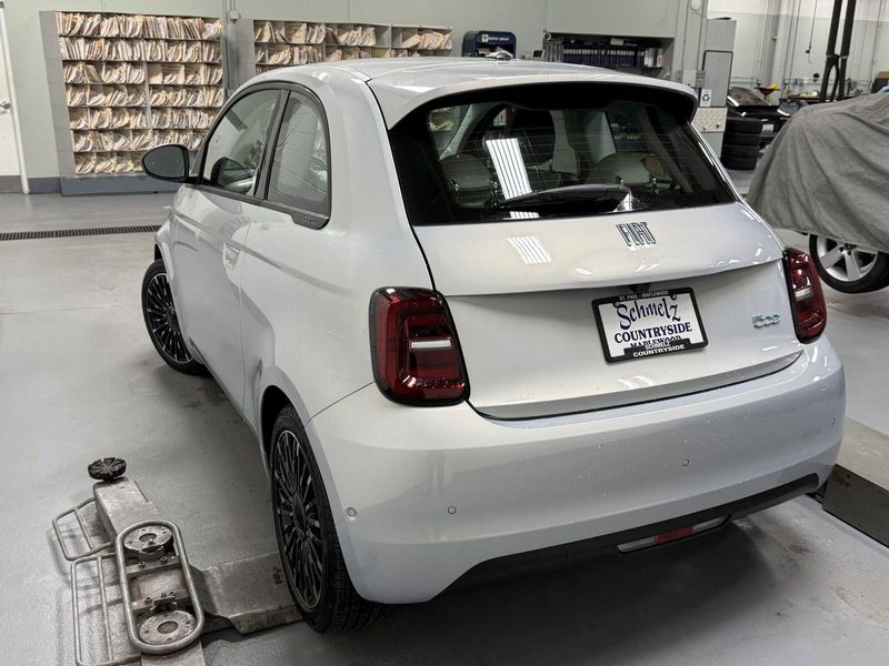 New 2024 Fiat 500e Inspired By Los AngelesImage 6