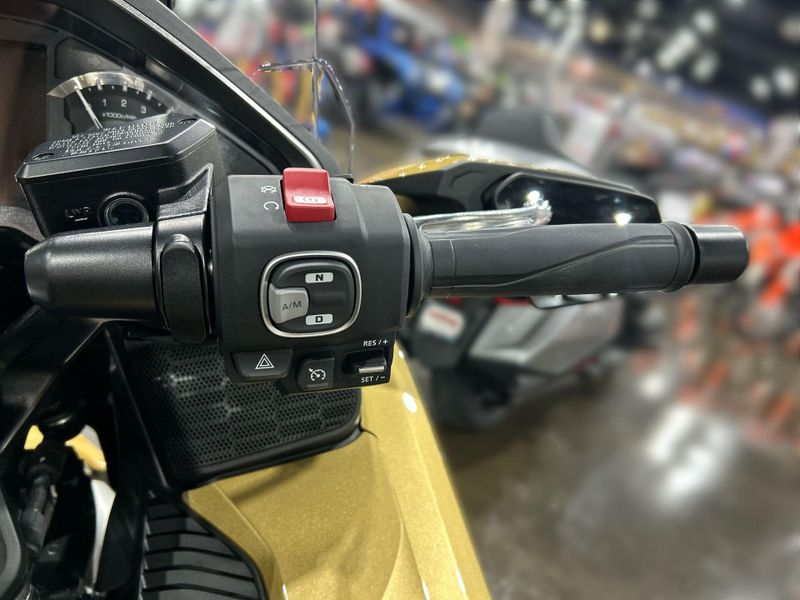 2025 Honda GOLDWING TOUR DCT Image 21