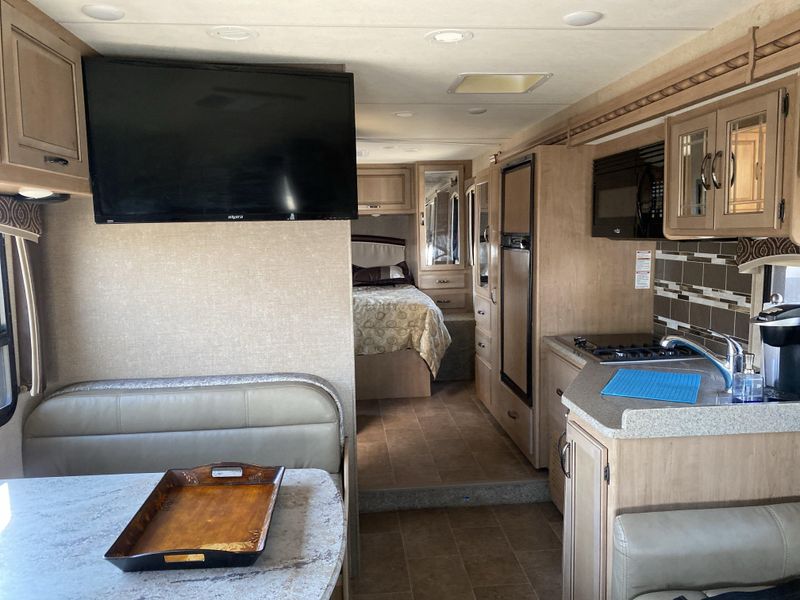 Used 2017 THOR CHATEAU 31Y Image 13