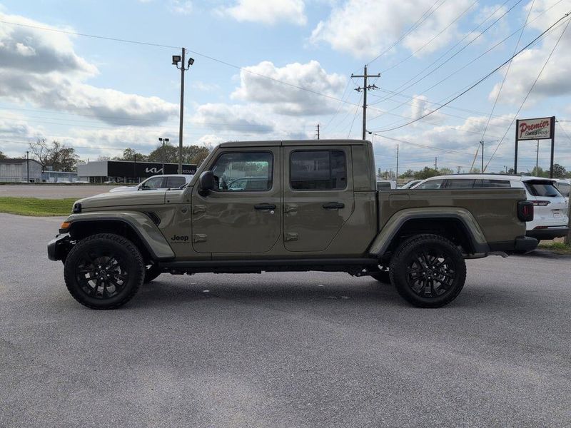 2025 Jeep Gladiator Nighthawk 4x4Image 2