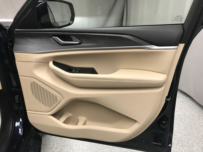 Used 2023 Jeep Grand Cherokee L LimitedImage 16