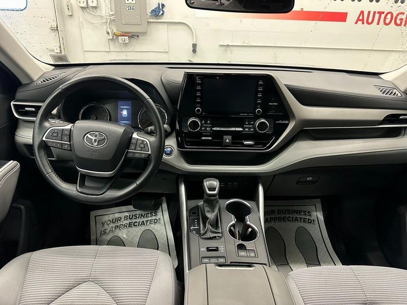 2022 Toyota Highlander LEImage 26