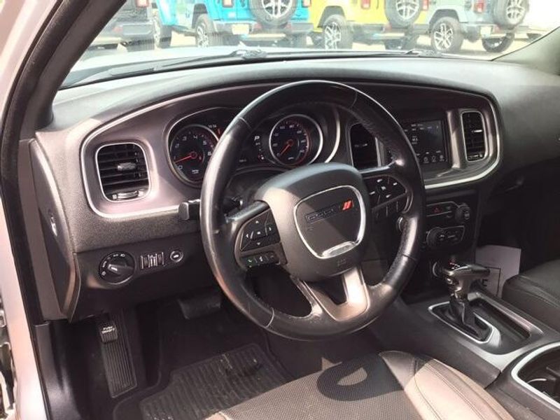 2019 Dodge Charger SXTImage 9