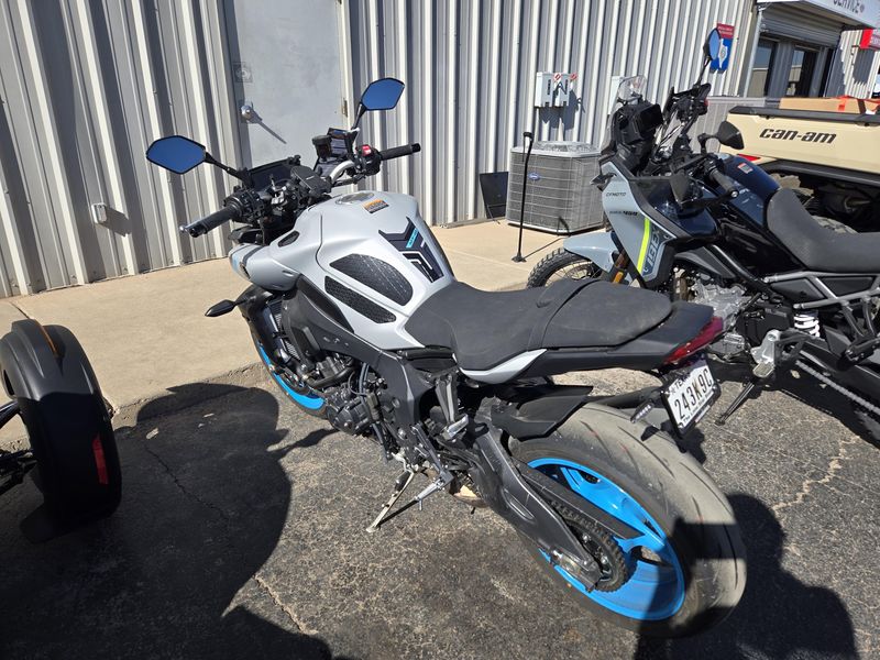 USED 2025 YAMAHA MT10 Image 8