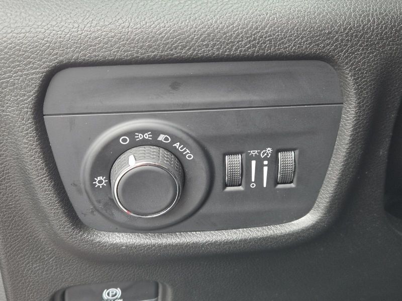 Used 2023 Jeep Grand Cherokee Laredo 4x2