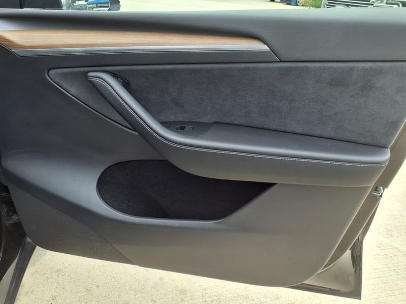 2023 Tesla Model Y Long RangeImage 9